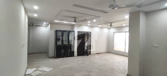 8 Marla Flat Available for rent