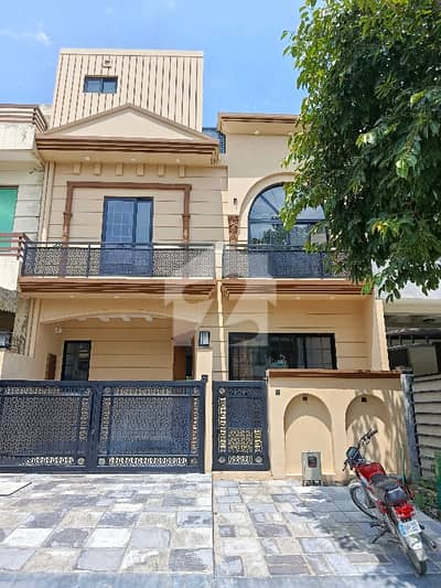 ڈی ۔ 12 اسلام آباد میں 3 کمروں کا 4 مرلہ مکان 5.0 کروڑ میں برائے فروخت۔