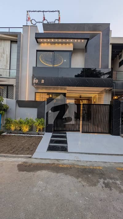 لیک سٹی ۔ سیکٹرایم ۔ 7 لیک سٹی,رائیونڈ روڈ,لاہور میں 4 کمروں کا 5 مرلہ مکان 3.5 کروڑ میں برائے فروخت۔