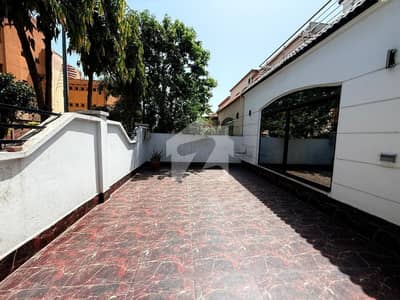 18 MARLA HOUSE IN PRIME LOCATION AVAILABLE FOR SALE IN PARAGON CITY