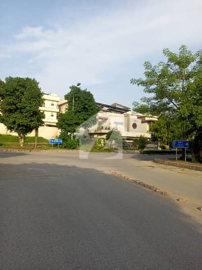 1 Kanal Corner Plot Available For Sale
