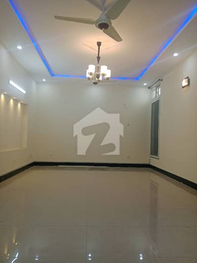 10 Marla Brand New Condition Beautiful House For Rent