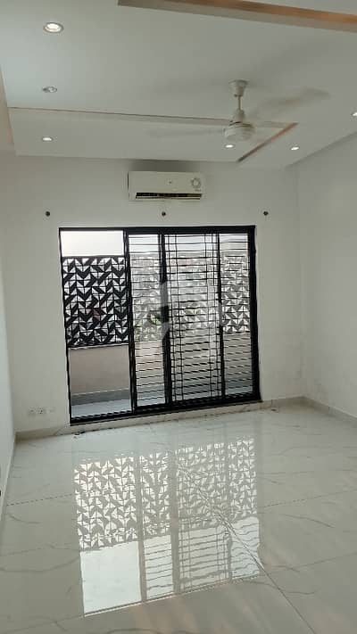 10 Marla Beautiful Modern Facing Park Available For Rent Hot Location