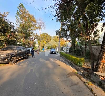 ایف ۔ 8 اسلام آباد میں 5 کمروں کا 1 کنال مکان 23.0 کروڑ میں برائے فروخت۔