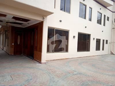 علامہ اقبال ٹاؤن لاہور میں 6 کمروں کا 2 کنال عمارت 42.0 کروڑ میں برائے فروخت۔