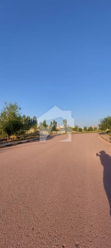 10 MARLA PLOT FOR SALE ON HIGHTED LOACTION ATTACHED WITH PARK