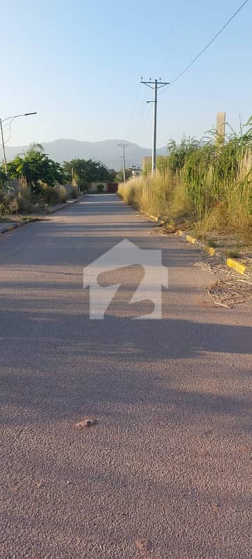 10 Marla Plot with BOTANICAL GARDEN For Sale