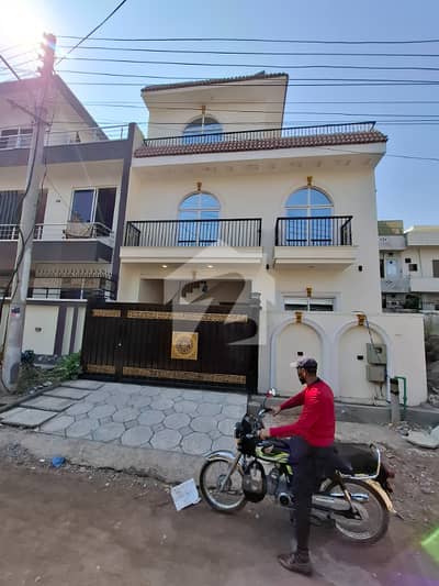 I-11/2 DOUBLE STORY HOUSE 25X40 FOR SALE IDEAL OPPERTUNITY FOR INVESTORS GOOD INCOMING RENT