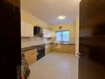 3Bed DDL 200sq Yd Villa FOR SALE. All Amenities Nearby Including Parks, Mosques And Gallery