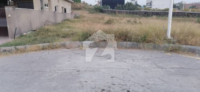 DEAD END CORNER PLOT WITH EXTRA LAND AVAILABLE FOR SALE IN BLOCK-I DEAD END CORNER PLOT WITH EXTRA LAND AVAILABLE FOR SALE IN BLOCK-I