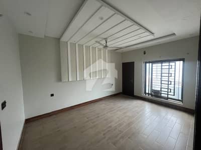 9 Marla 75sqrft Ultra Modern Slightly Use House For Sale