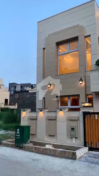 بحریہ ٹاؤن فیز 8 ۔ عمر بلاک بحریہ ٹاؤن فیز 8 ۔ سفاری ویلی,بحریہ ٹاؤن فیز 8,بحریہ ٹاؤن راولپنڈی,راولپنڈی میں 5 کمروں کا 7 مرلہ مکان 3.5 کروڑ میں برائے فروخت۔