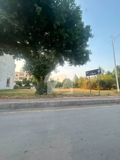 بحریہ ٹاؤن فیز 8 - ای کمرشل بحریہ ٹاؤن فیز 8,بحریہ ٹاؤن راولپنڈی,راولپنڈی میں 1 کنال کمرشل پلاٹ 1.2 کروڑ میں برائے فروخت۔