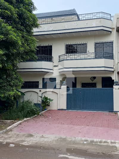 *G,11/1- 8 MARLA GROUND & UPPER AVAILABLE FOR RENT 3 BED ATTACHED BATH DD LIVE ABLE HOUSE RENT 95000