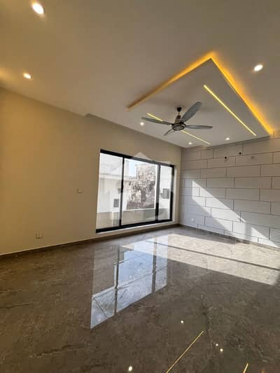 30 Marla Independent Seperate Gate 4 Master Bedroom UPPER PORTION Available) Entrance Seperate Gas Available Ideal Location This Walking Distance Islamabad Express Highway