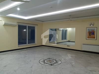 FOR RENT Fully Renovated 2-Bedrooms Open Basement F_7/1