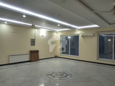 FOR RENT Fully Renovated 2-Bedrooms Open Basement F_7/1