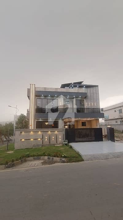 ایم پی سی ایچ ایس - بلاک بی ایم پی سی ایچ ایس ۔ ملٹی گارڈنز,بی ۔ 17,اسلام آباد میں 7 کمروں کا 14 مرلہ مکان 9.0 کروڑ میں برائے فروخت۔