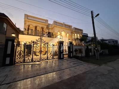 22 Marla Luxury House For Sale Valencia Town, Lahore A Magnificent 22 Marla Residence Is Available In The Heart Of Valencia Town. Located On A Wide 40-Foot Road And Situated Conveniently Near A Park, This Home Offers The Perfect Blend Of Luxury And A Peaceful Environment.