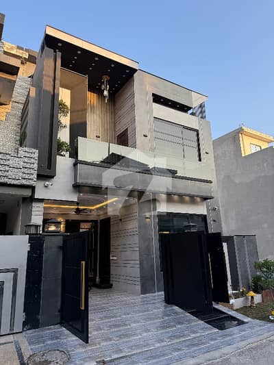 05-Marla Brand New House For Sale Near To National School & Near Park 05-Marla Brand New House For Sale Near To National School & Near Park
