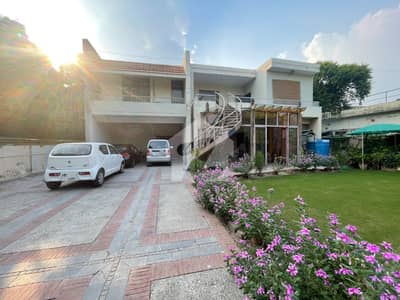 1 KANAL 13 MARLA COMMERCIAL AREA 8 BEDROOM HOUSE FOR SALE IN GULBERG D1