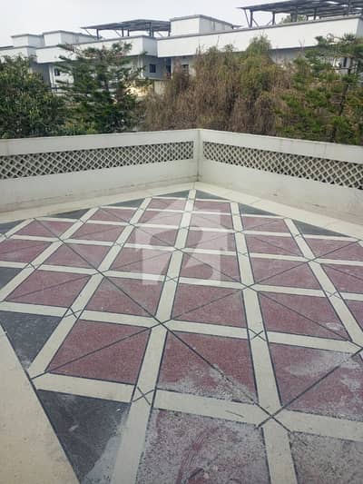 لال کُرتی راولپنڈی میں 7 کمروں کا 1 کنال مکان 3.5 لاکھ میں کرایہ پر دستیاب ہے۔