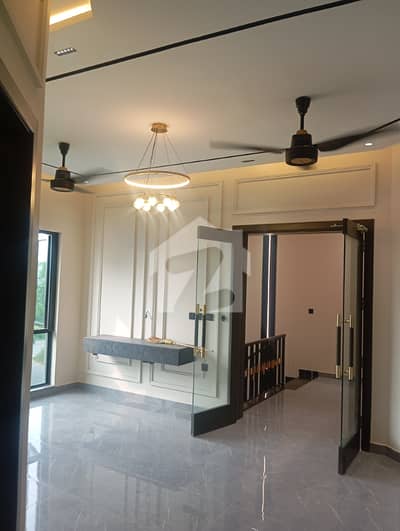 10 MARLA ULTRA MODERN, NEW HOUSE AVAILABLE FOR SALE