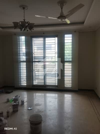 F-11 Luxury Ground Portion 3 Beds DD TV Lounge Servant Quarter Separate Electricity And Gas Meters For Rent