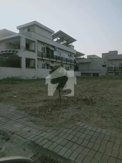 16 Marla Level Plot Near To Masjid For Sale