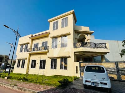 بحریہ انکلیو بحریہ ٹاؤن,اسلام آباد میں 6 کمروں کا 10 مرلہ مکان 4.2 کروڑ میں برائے فروخت۔
