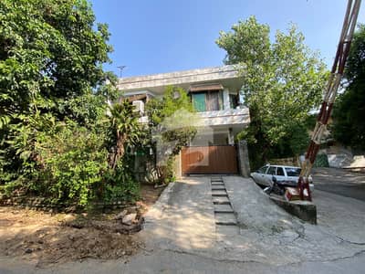 30x50 demolish-able House (6 Beds) for Sale in G-9/1, Islamabad.