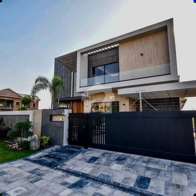 1 KANAL ELEGANT & SUPER HOT LOCATED SLIGHTLY USED BUNGALOW IS AVAILABLE IN THE BEST BLOCK OF DHA LAHORE.
