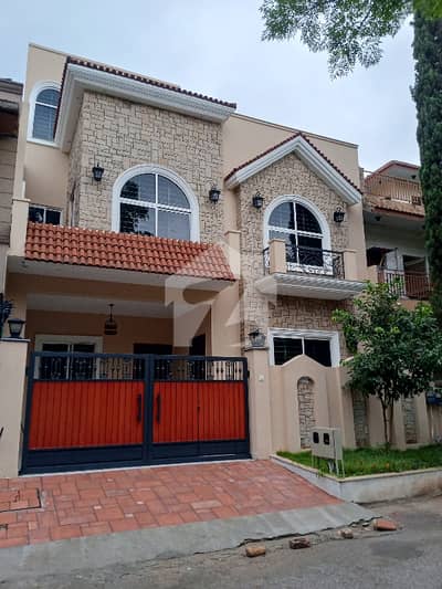 *G,11/1 & G,11/2- CORER 70 FOOT ROAD 8 MARLA BRAND NEW HOUSE AVAILABLE FOR SALE 4 BED ATTACHED BATH 2 DD , 2 KITCHEN TILE FLOOR BEST LOCATION NAYER TO PARK MARKET MASQUE RENTAL INCOME,2,50,000-