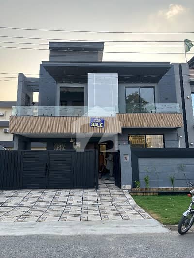 واپڈا ٹاؤن لاہور میں 6 کمروں کا 10 مرلہ مکان 5.4 کروڑ میں برائے فروخت۔