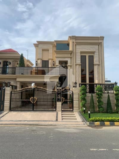 سٹی ہاؤسنگ سوسائٹی سیالکوٹ میں 5 کمروں کا 10 مرلہ مکان 5.5 کروڑ میں برائے فروخت۔