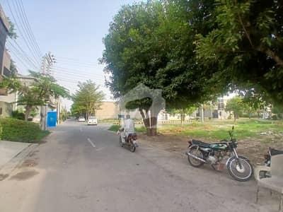 ایڈن ایگزیکیٹو ایڈن گارڈنز,فیصل آباد میں 5 مرلہ رہائشی پلاٹ 1.0 کروڑ میں برائے فروخت۔