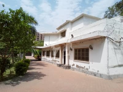 گلبرگ لاہور میں 16 کنال Studio عمارت 49.0 ارب میں برائے فروخت۔