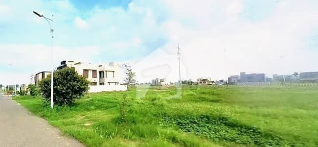 ڈی ایچ اے فیز 8 - بلاک زیڈ 1 ڈی ایچ اے فیز 8,ڈی ایچ اے ڈیفینس,لاہور میں 1 کنال رہائشی پلاٹ 2.65 کروڑ میں برائے فروخت۔