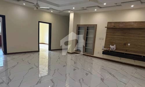 Lower Portion For rent In Rs. 200000