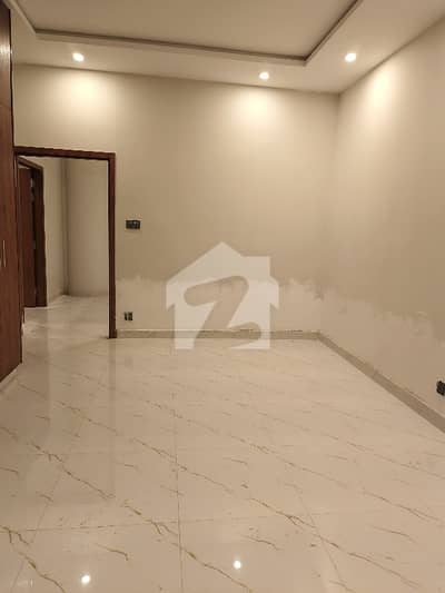 Prime Location Flat Of 400 Square Feet Available In Peshawar Road