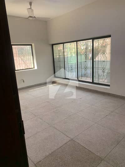 Upper portion in good condition