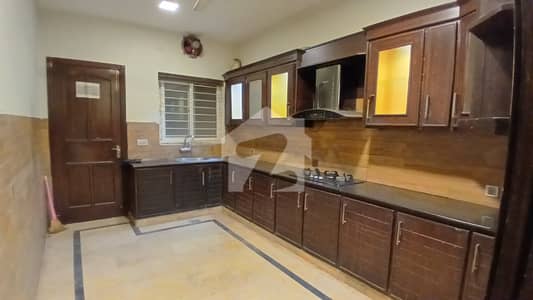 E-11/4 Out Class Location 1 Kanal Upper Portion For Rent