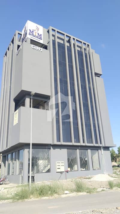 DHA Phase 5 mein 8 Marla Commercial Plaza rent ke liye available. Prime corner location, DHA Head Office ke bilkul qareeb. Excellent visibility aur ideal commercial location. Serious inquiries only.