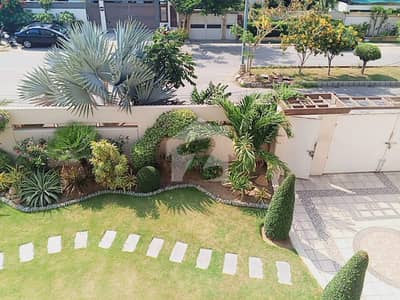 Elegant Bunglow ,Located on Tariq, near ittehad ,Well maintained, Peacefull Location