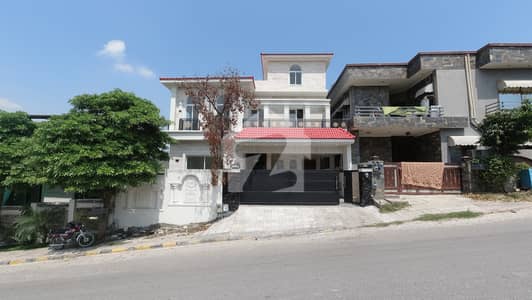 Main Double Road House Of 266 Square Yards Is Available For Sale