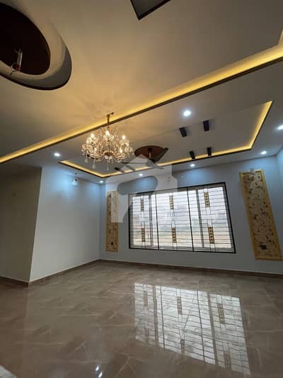 1 Kanal Brand First Entry House Available For Rent