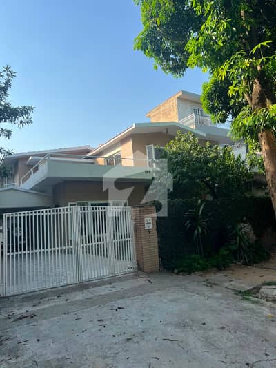 ایف ۔ 10 اسلام آباد میں 5 کمروں کا 1 کنال مکان 16.75 کروڑ میں برائے فروخت۔