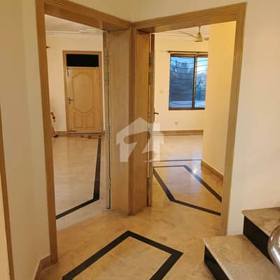 ایف ۔ 11/1 ایف ۔ 11,اسلام آباد میں 6 کمروں کا 1 کنال مکان 3.6 لاکھ میں کرایہ پر دستیاب ہے۔
