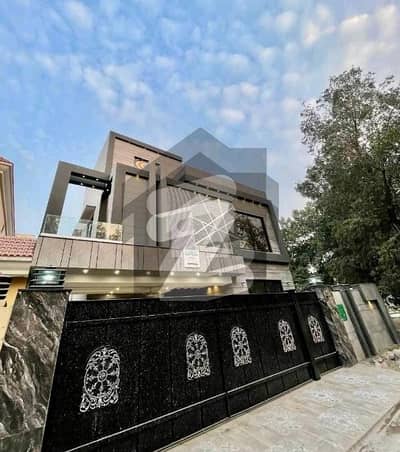 A Well Designed Corner House Is Up For sale In An Ideal Location In Lahore