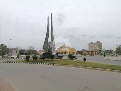 Corner Residential Plot In Lake City - Golf Estate 2 For sale